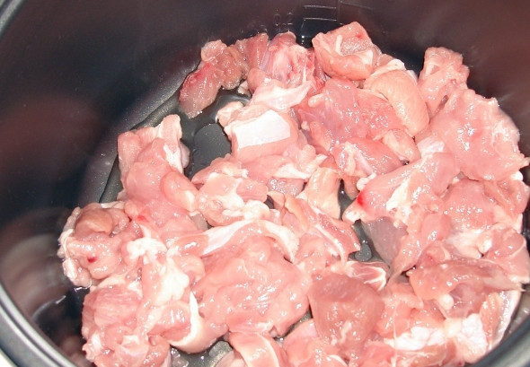 1. Этап. Перловка с мясом в мультиварке: Для начала мясо промываем и нарезаем его на небольшие кусочки, выкладываем его в чашу мультиварки.