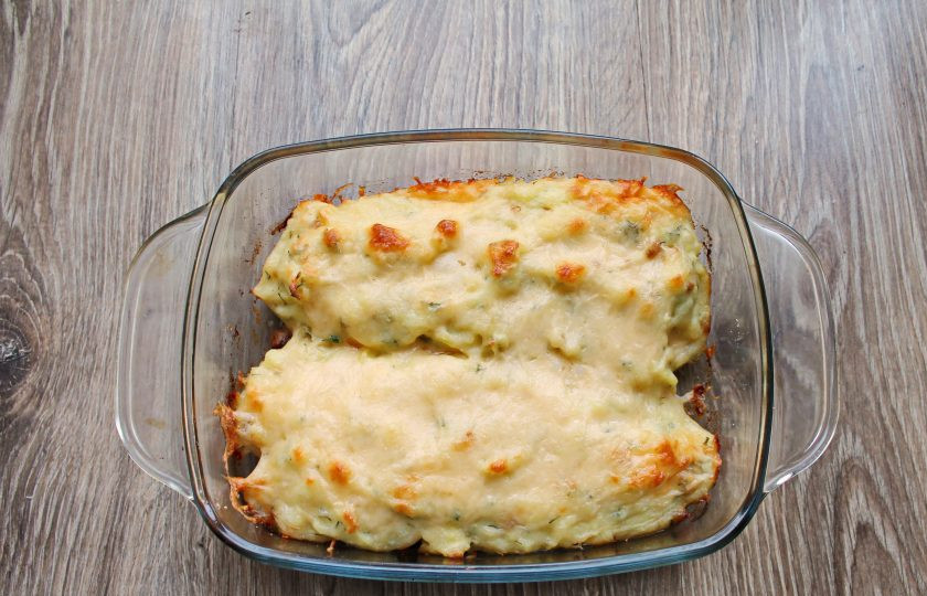 1. Этап. Форель под шубой в духовке: Поставьте в горячую духовку и запекайте в горячей духовке при температуре 180 градусов в течение 30 минут, до готовности.