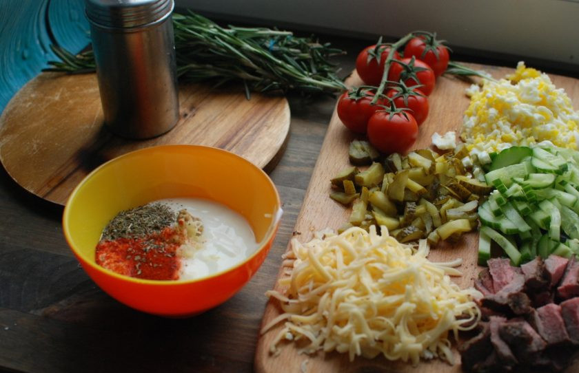 1. Этап. Салат с говядиной и маринованными огурцами: 1. Заранее отварите говядину и охладите ее. На этот раз у меня был ростбиф, но можно брать вырезку. Отварите заранее яйца и тоже остудите их в холодной воде. Я всегда нарезаю все ингредиенты, а затем только выкладываю их. Сыр нужно натереть на крупной терке, а огурцы нарезать соломкой.