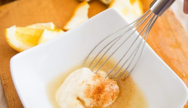 1. Этап. Салат с сёмгой: Подготовьте заправку. Для этого выдавите в отдельную пиалу сок половинки лайма, добавьте жидкий мед, майонез и кайенский перец. Заправку тщательно перемешайте до полной однородности.