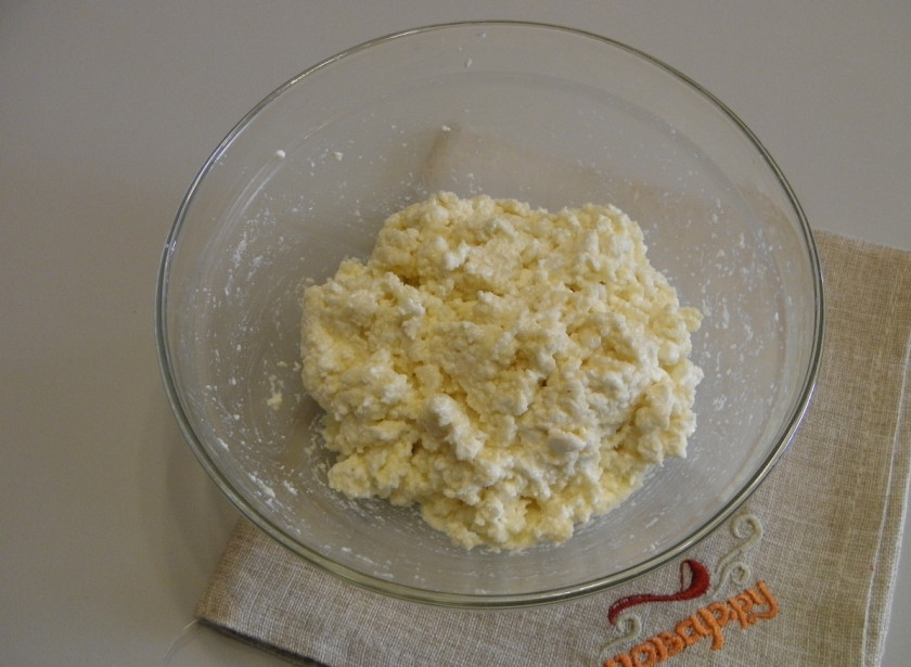1. Этап. Диетическая творожная запеканка: Тщательно перемешайте, введите ванильный сахар.