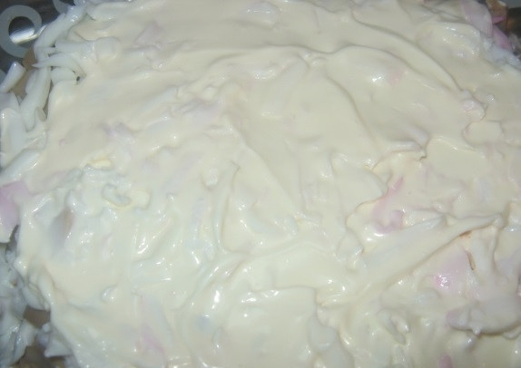 1. Этап. Салат Санта Клаус: Далее — лук без маринада, натрите большую часть белков. Половинку яйца оставьте для украшения.