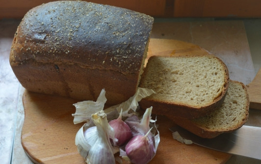 1. Этап. Сухарики домашние: Для своих сухариков я выбрала черный хлеб. У меня залежалась буханка бородинского. Вот она-то и пойдет в расход. Лучше всего делать сухари из не совсем свежего хлеба. Тогда он и сушится быстрее, и режется легче.