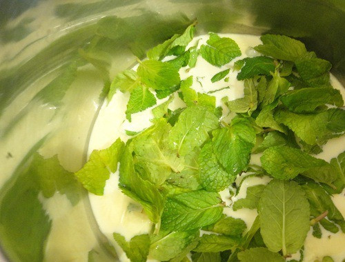 1. Этап. Мусс из белого шоколада: Сливки нагрейте до теплого состояния и взбейте с мятой.