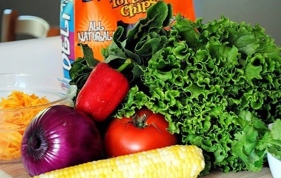 1. Этап. Салат с курицей-гриль: Подготовим к обработке все наши овощи. Все помоем, кукурузу снимем с початка.