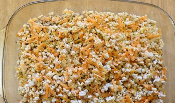 1. Этап. Запеканка из гречки с фаршем: Сверху на гречку выкладываем смесь фарша с луком.