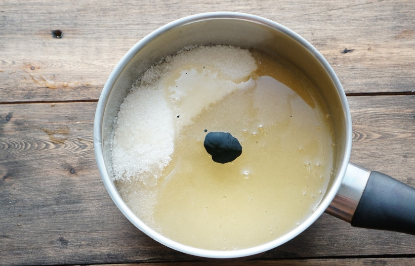 1. Этап. Карамельное яблоко: Добавьте в сотейник краситель. В этом рецепте используется натуральный пищевой краситель но основе чернил каракатицы. Он абсолютно безопасен для здоровья, не вызывает аллергий, поэтому это блюдо можно давать маленьким деткам.