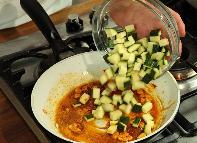 1. Этап. Кабачки по-мексикански тушеные: Цуккини нарезать на куски, выложить на сковороду.