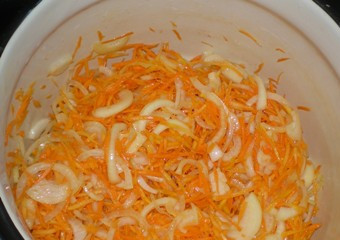 1. Этап. Кабачковое рагу на зиму: Лук и морковь сложите в глубокую кастрюлю.