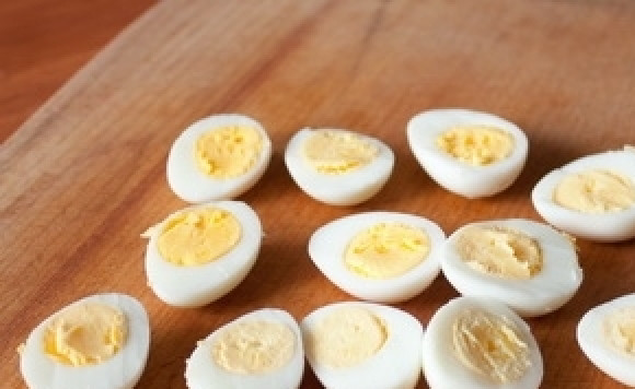 1. Этап. Яйца по-мексикански: 2. Готовым яйцам даем немного остыть, затем разрезаем их вдоль на две равные половинки.