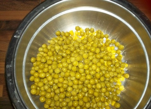 1. Этап. Салат с зелёным горошком консервированным: Открываем баночки с горошком и кукурузой, сливаем жидкость. Выкладываем горошек и кукурузу в миску.