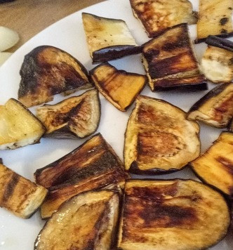 1. Этап. Ливанская мусака с чесночным соусом: Разогреть духовку до 240С. Нарезать баклажан в продольном направлении на 4 части, а затем каждую четвертинку на кусочки 4см толщиной максимум. В ёмкости для запекания обвалять кусочки баклажана в оливковом масле (4 столовых ложки) и соли (1 чайная ложка). Запекать их, уложенных в один слой, где-то 15-18 минут