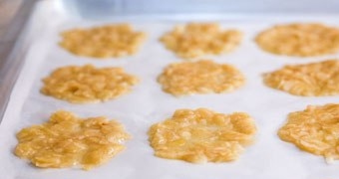 1. Этап. Туиль печенье: Потом распределите тесто в тонкие лепёшки диаметром 6 см.