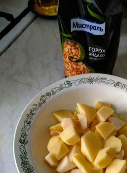 1. Этап. Гороховый суп с ребрышками и сухариками: Ребрышки разрезать на 3 части если они идут целиком! Нарезаем картофель кусочками и кладем в кастрюлю и варим еще 5-7 минут.