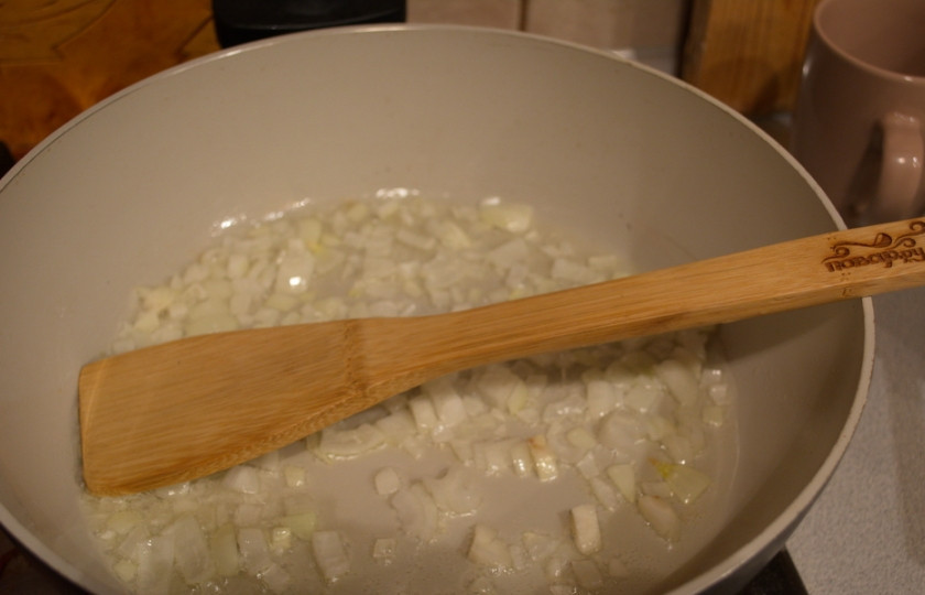 1. Этап. Рагу из баклажанов вкусное: На растительном масле обжарить лук.