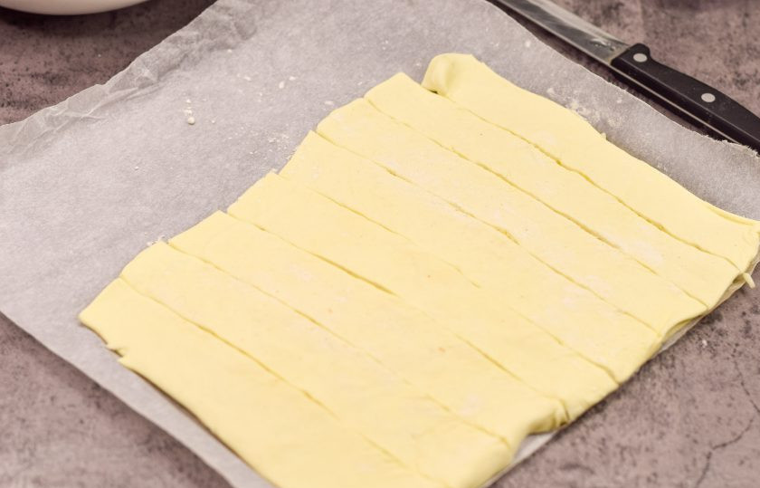 1. Этап. Слоеные палочки с сыром и беконом: Теперь разрежьте тесто на порционные полоски.