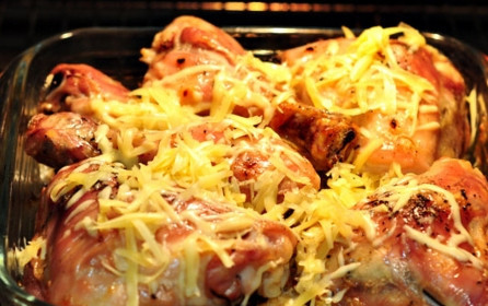 1. Этап. Куриные ножки с картошкой: Налейте 100-130 мл. очищенной воды в форму. Поставьте блюдо в духовку, выпекайте 1 час при температуре 190 градусов. Чтобы ножки вышли румяными, каждые 15 минут смазывайте их соком и жидкостью с противня. По истечении часа лучше проверьте готовность картошки и мяса. Если картофель мягкий, посыпьте блюдо тертым сыром и отправьте его на пару минут обратно в духовку.