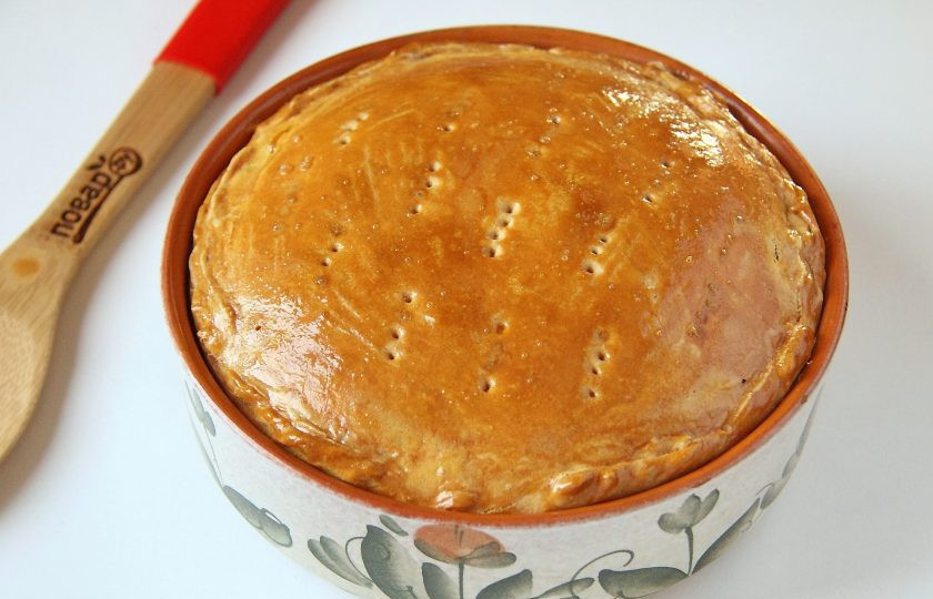 1. Этап. Мясной пай: Выпекайте в духовке при температуре 180 градусов около 30 минут. Мясной пай готов.