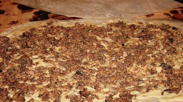 1. Этап. Рулет из лаваша с сайрой: На сыр выкладываем консервированную сайру, ее так же распределяем равномерно.