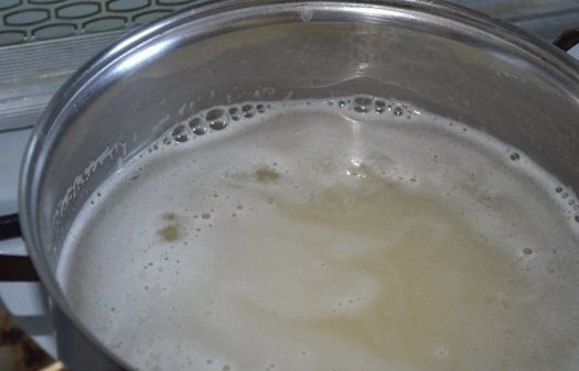 1. Этап. Каша Дружба на молоке: 4. Выложите ее в кастрюлю и доведите до кипения. Всыпьте щепотку соли и на медленном огне проварите немного.