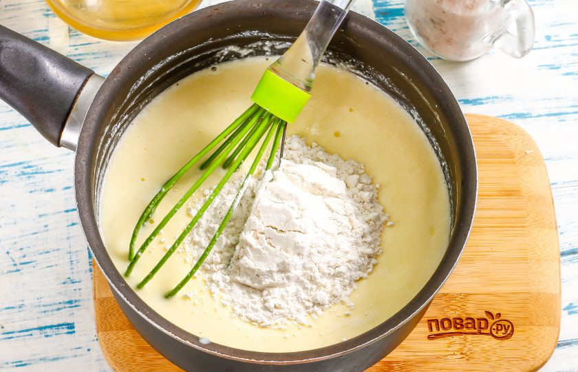 1. Этап. Толстые блины без дрожжей: Масса сразу станет пышной, с мелкими пузырьками. Всыпьте в нее просеянную муку и вмешайте.