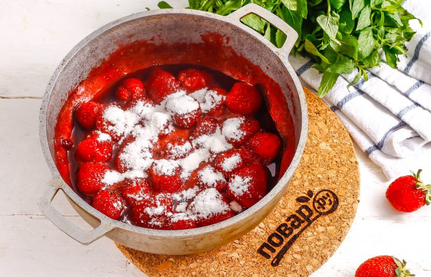 1. Этап. Клубничное варенье с пектином: Поместите емкость на плиту, включая умеренный нагрев. Доведите ее содержимое до кипения и варите примерно 10-15 минут, пока ягоды не выпустят сок. При этом они должны держать форму. Как только это произойдет, всыпьте в емкость пектин, перемешайте и отварите варенье еще 3 минуты. Затем выключите нагрев.