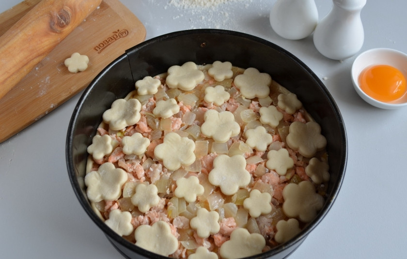 1. Этап. Слоеный пирог с семгой: Сделайте украшение из теста.