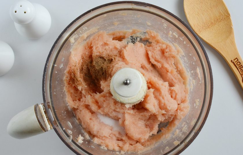 1. Этап. Закусочный торт для мужчин: Добавьте соль, перец черный молотый. Перемешайте.