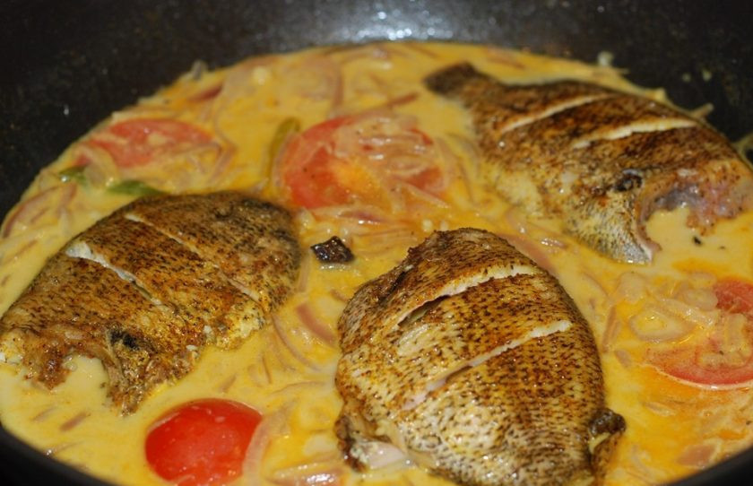 1. Этап. Морской окунь в сливочном соусе: 5. В соусе протушите рыбу в течение 5 минут.