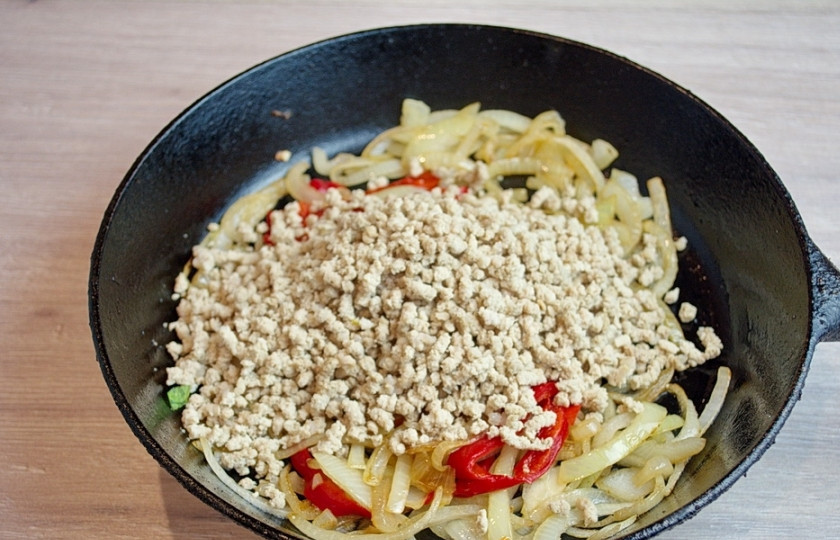 1. Этап. Киш классический: Добавьте готовый фарш или отварное мясо. В моем случае я отварила кусочек свинины и перекрутила его через мясорубку. Можно приготовить киш из сырого фарша. Обжарьте сырой фарш с луком на сковороде. Так вы сэкономите время и силы.