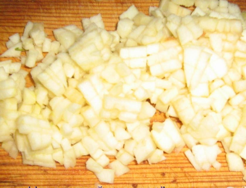 1. Этап. Салат с селедкой и яблоками: Яблоко очистить от кожицы, мелко нарезать