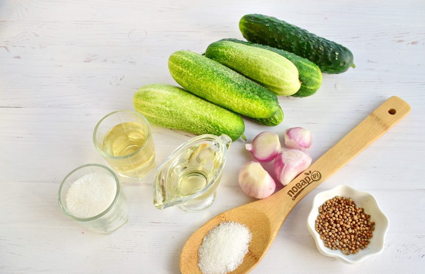 1. Этап. Салат зимний из огурцов: 1. Огурцы вымойте. Лук очистите.