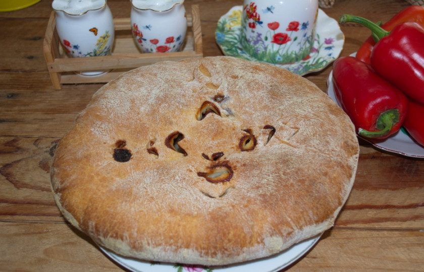 1. Этап. Осетинский пирог Царский: Перенесите пирог на противень с бумагой для выпечки. Разогрейте духовку до 180 градусов и запекайте осетинский пирог до готовности. Смазывать пирог перед выпечкой не надо.