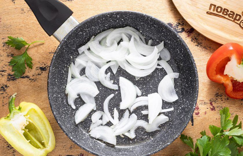 1. Этап. Жареные баклажаны с перцем: Разогрейте сковороду с растительным маслом и обжарьте репчатый лук до прочности пару минут.