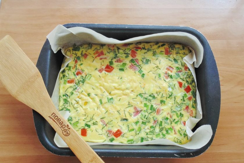 1. Этап. Рулет из омлета с овощами: Запекайте омлет в духовке, разогретой до 170 градусов 15-20 минут.