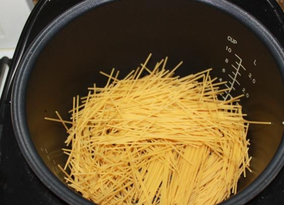 1. Этап. Макароны с лечо: 2. Через пару минут после чеснока добавляю макаронные изделия, готовлю все около 5 минут.