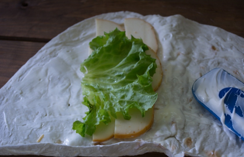 1. Этап. Лаваш с копченым сыром: Выложите салатные листья.