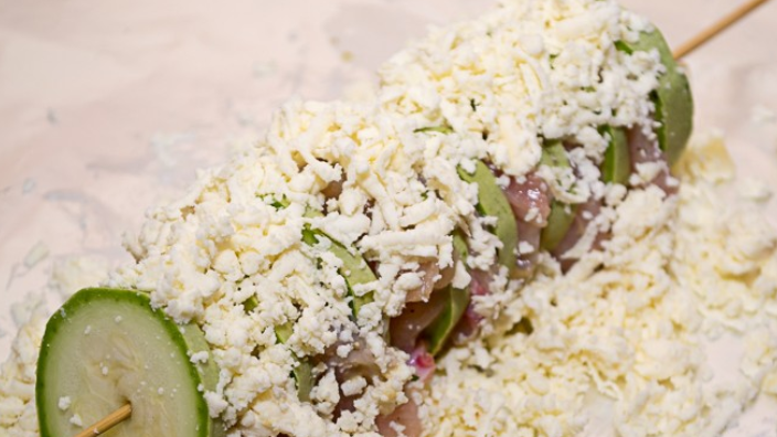 1. Этап. Кабачки, жаренные на мангале: Если готовите на мангале, используйте металлические шампуры. Нанизываем на них поочередно кабачки, мясо и брынзу. Солим и перчим по вкусу. Если готовите в духовке, нанизывайте ингредиенты на деревянную шпажку, присыпьте шашлычек тертой брынзой, заврените все в фольгу и запекайте в духовке 30 минут, температура 180 градусов.