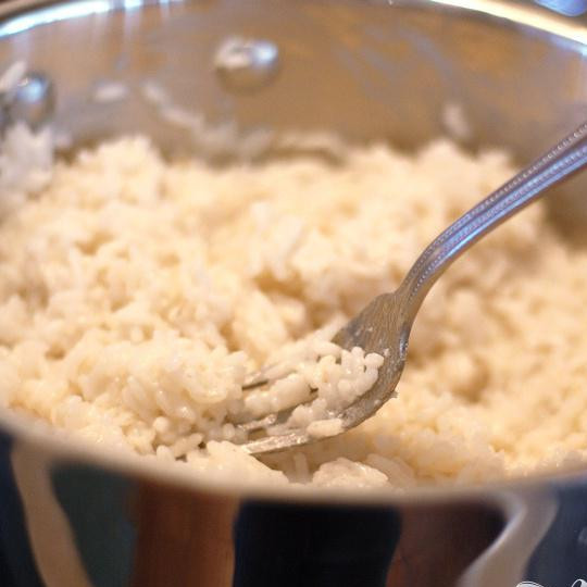 1. Этап. Тайский кокосовый рис: Когда всё готово, помешайте рис вилкой.