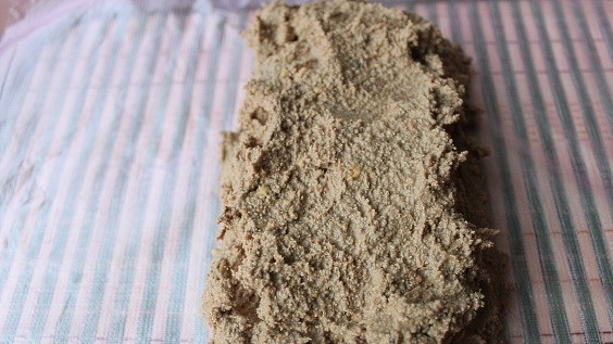 1. Этап. Рулет из печени в клюквенном муссе: 3. Перемешиваю паштет с фисташками. Бамбуковый коврик застилаю пленкой, выкладываю на него паштет. Формирую рулет, который отправляю на полчаса в морозильник.