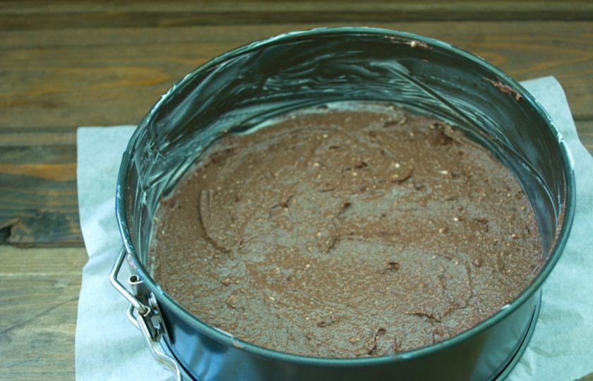 1. Этап. Диетический чизкейк: Форму для выпечки застелить пергаментом (дно), стенки смазать маслом. Выложить шоколадное тесто в форму и разровнять.