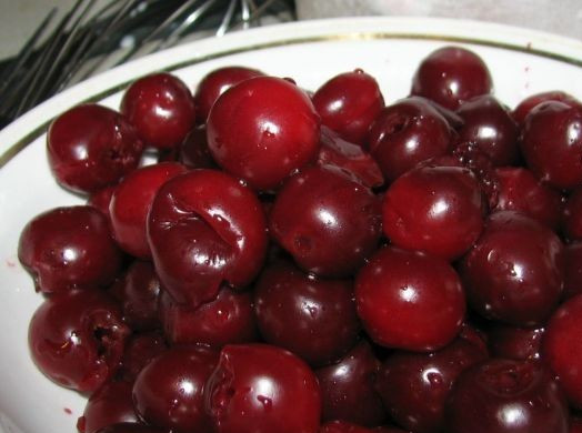 1. Этап. Дрожжевой пирог с вишней: Пока тесто в тепле, мы займемся вишнями: достанем косточки.