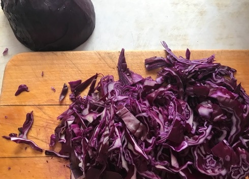 1. Этап. Салат Капустное удовольствие: 2. Точно так же поступаем и с красной капустой.