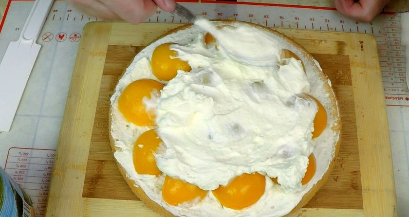 1. Этап. Бисквит Зу-Зу: Сверху кладу половинки персиков, покрываю сливками, заполняя всё пространство между персиками.