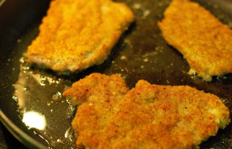 1. Этап. Шницель из телятины: Обжариваем с двух сторон на среднем огне до образования аппетитной золотистой корочки (по 4-5 минут с каждой стороны). Готовые кусочки выкладываем на тарелочку и готовим другие.