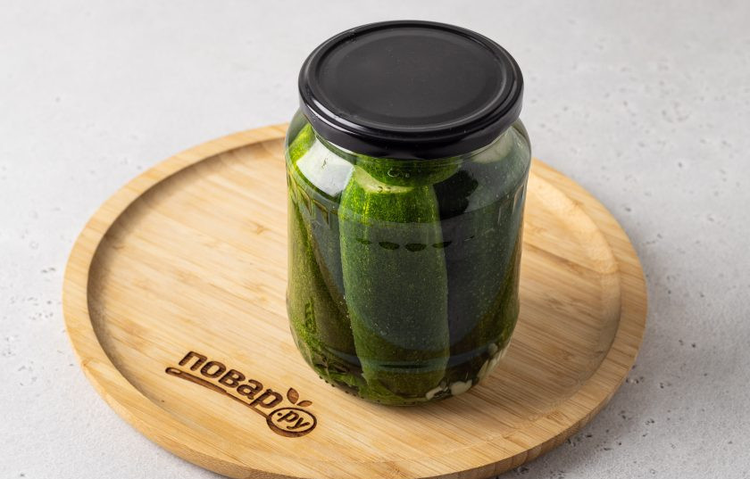 1. Этап. Огурцы с мятой на зиму: Влейте в банку горячую воду. Прикройте крышкой и оставьте на 30 минут.