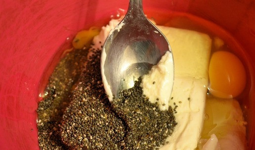 1. Этап. Творожная запеканка Точка: Творог смешать с яйцами и семенами чиа.