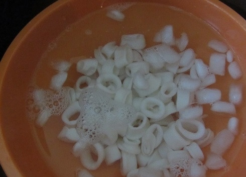 1. Этап. Салат из морской капусты и кальмаров: Как только появятся первые пузырьки от кипения, вынимаем кальмаров и выкладываем в ледяную воду.