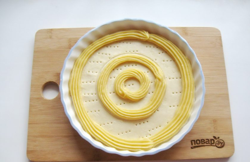 1. Этап. Торт Сент-Оноре: С помощью кулинарного мешка с насадкой отсадите круги из заварного теста на слоеное.