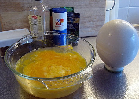 1. Этап. Яичница из страусиного яйца: И вылейте в чашку страусиное яйцо.